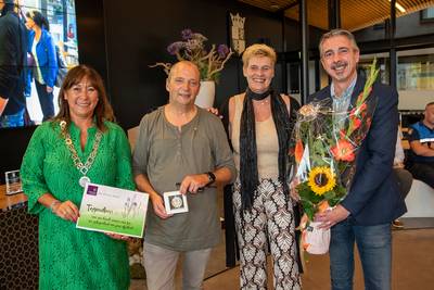 Medaille van verdienste voor afzwaaiend wijkagent Sint Willebrord