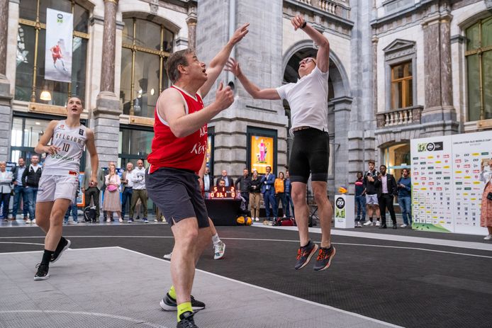 Ben Weyts en Bart De Wever spelen een potje basketbal in het Centraal Station.