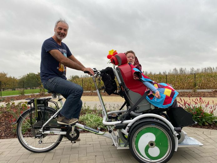 De nieuwe elektrische rolstoelfiets in Schoonderhage.
