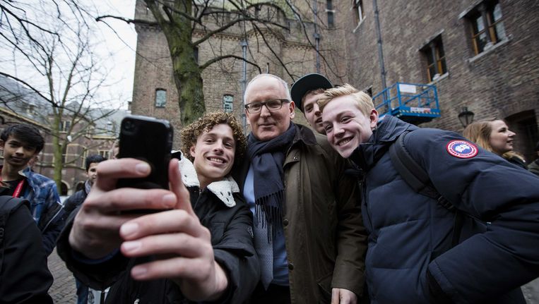Minister van Buitenlandse Zaken Frans Timmermans poseert voor een selfie. Beeld ANP