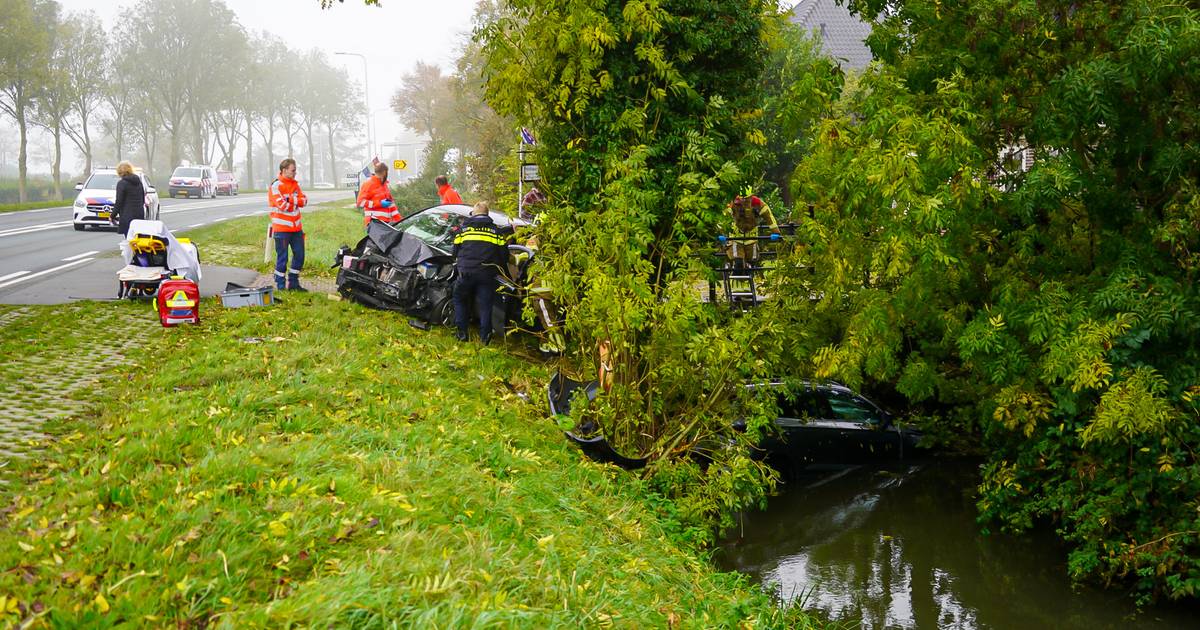 Hulpdiensten uitgerukt voor voertuig te water op Blokdijk in Wijdenes