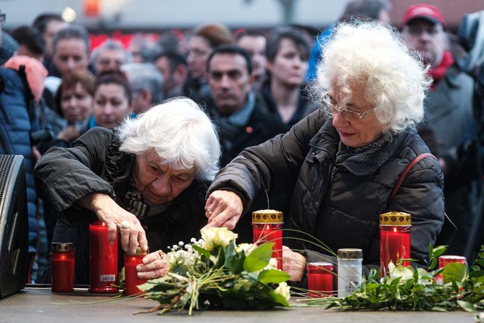 Bloemen en kaarsen voor de slachtoffers van de aanslag in Hanau.