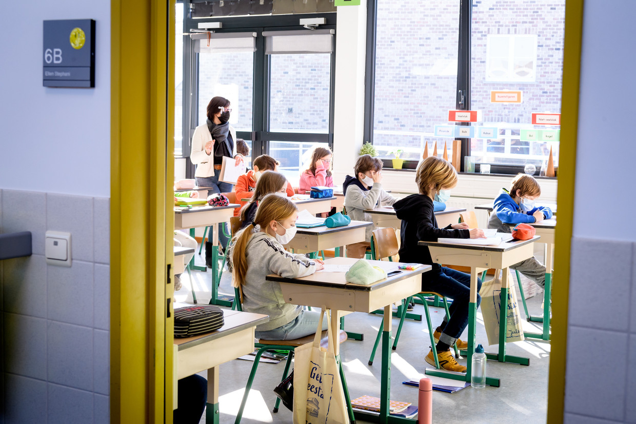 Na de herfstvakantie moeten kinderen van het vijfde en zesde leerjaar opnieuw een mondmasker dragen in de klas. Beeld DBA