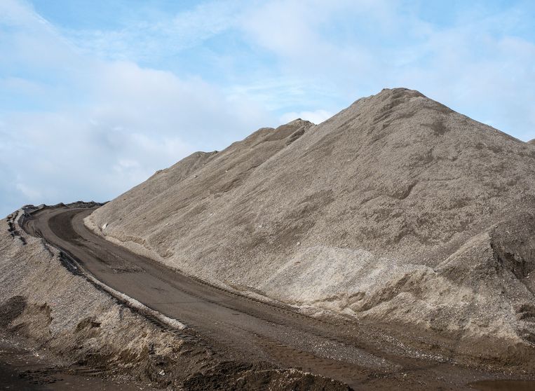 Bergen van de schone bodemas van ACCN. Het bedrijf kan het alleen slecht kwijt, omdat vervuilde bodemas goedkoper is (en nog mag worden gebruikt). Beeld Patrick Post