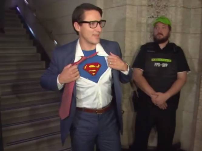 Justin Trudeau komt als ‘Clark Kent’ naar het parlement