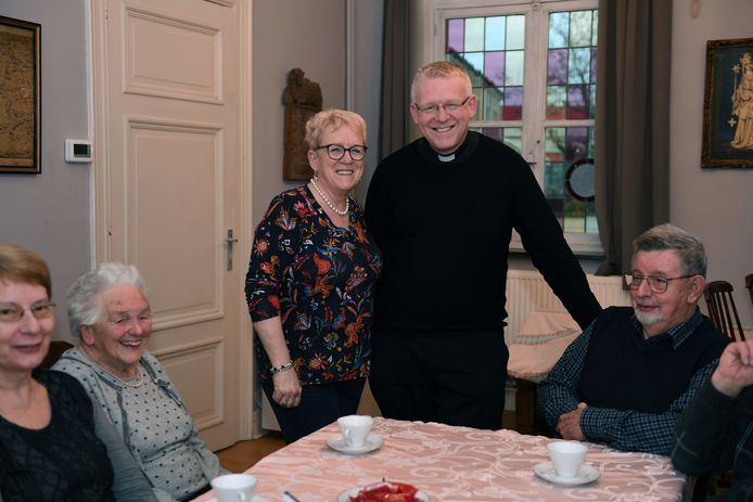 Jarige Pastoor Penne 48 Trakteert Parochianen In Holsbeek Holsbeek Hlnbe 