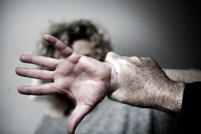 Kitter (32) van beroep wurgt vriendin bijna dood om condoom ‘van acht jaar oud’