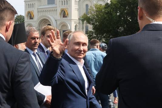 De Russische president Poetin bij een bezoek aan Kronstadt zondag, vlak bij Sint-Petersburg.