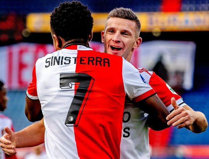 Doelpuntenmaker Bryan Linssen en aangever Luis Sinisterra vieren feest na de 3-0 tegen PEC Zwolle.