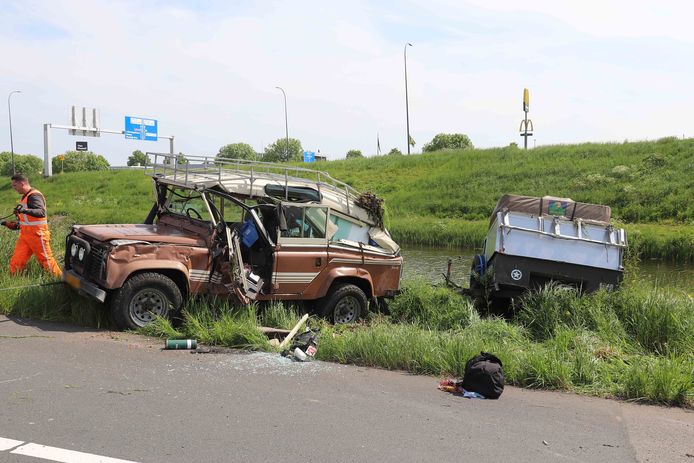 Un Land Rover de 1984 et une remorque se sont écrasés sur le côté d'un accotement le long de l'A59 près de Waalwijk.