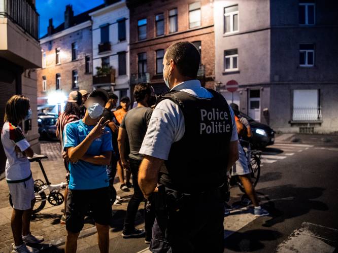 Onze reporter mee op patrouille in Brussel: “Omsingeld door 70 man en bekogeld met vuurpijl. Maar het had veel erger kunnen zijn”