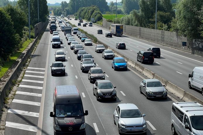 Door een ongeval op de E40 richting kust in Erpe-Mere stond er al snel een stevige file.