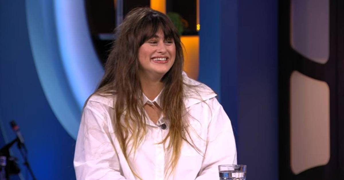 Zangeres Bente Fokkens laat tatoeage zetten bij Arjen Lubach