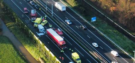 Automobilist raakt gewond bij ongeluk tussen bestelbus en vrachtwagen op A27