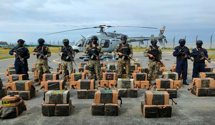 Ecuadoriaanse soldaten bewaken pakketten met 3,7 ton cocaïne die zaterdag in een onderzeeër zijn aangetroffen nabij de havenstad Esmeraldas in het noordwesten van het land.