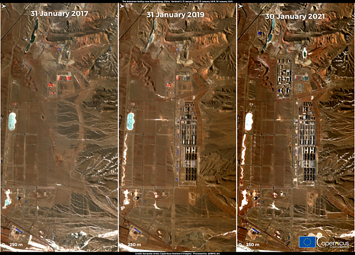 Satellietbeelden van Xinjiang, waar detentiecentra zijn verrezen. Beeld AP