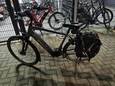 Een van de dure fietsen, die de politie aantrof achter een woning van een fietsendief in Almelo.