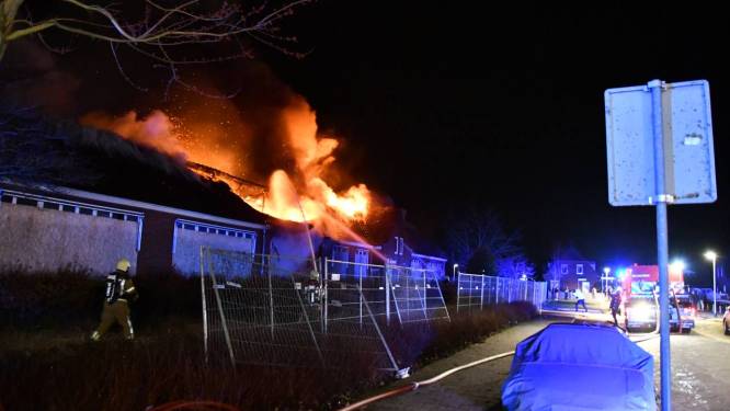 Grote brand in oude school in Vroomshoop, pand gaat verloren: ‘Het was niet de vraag óf het zou branden, maar wanneer’