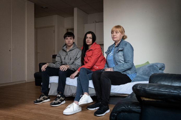 Zittend op hun bed in de voormalige tandartsruimte Vluchtelingen uit de Oekraïne.
Van links naar rechts: Andrey (16), Oksana Rodak en moeder Natalia(57).