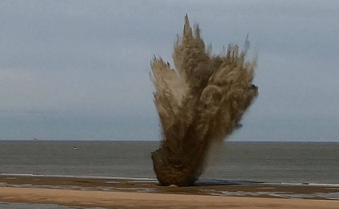 Archieffoto. De ontploffing van een obus op het strand van De Haan.