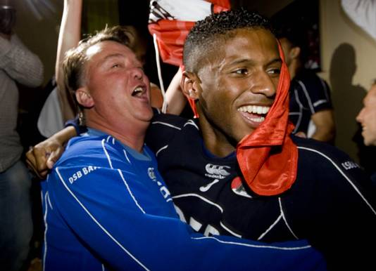 Mendes da Silva viert de landstitel met AZ in 2009 met trainer Louis van Gaal.