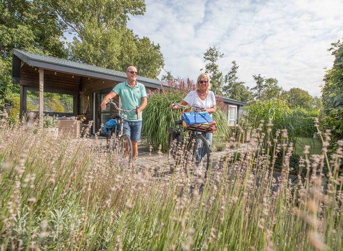 Johan en Marian van Knijff op weg naar het strand.