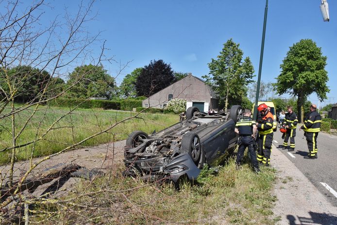 Auto botst tegen boom en belandt op zijn dak Moergestel.