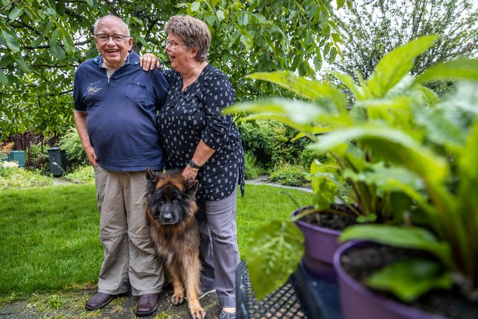 Hans Maas en Denise Schellekens met hond Cas in de tuin van hun woning in Eindhoven. Hans werd eind 2020 ernstig ziek door corona en lag zes weken op de ic van het Catharina Ziekenhuis.