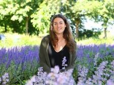 Leonie (22) heeft Gilles de la Tourette, maar schelden doet ze niet: ‘Ik heb geen controle over mijn tics’