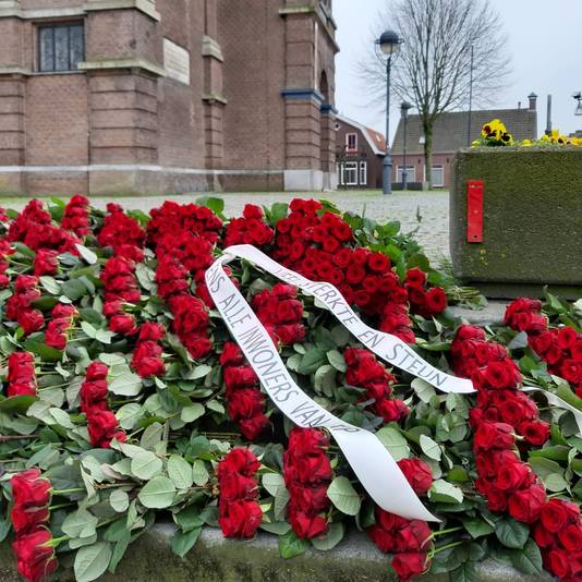 Op de trappen van de kerk in Erp liggen meer dan duizen rozen ter nagedachtenis aan de corona-slachtoffers.
