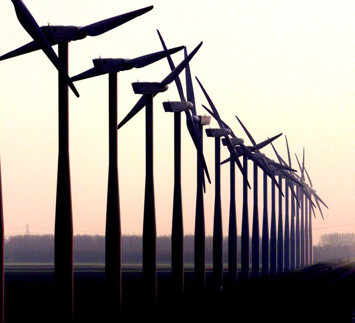 Windmolens langs het Eemmeer.