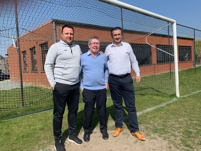 Sportief manager Dieter Guillemaere en CEO Bart Vermeulen omringen Marnic Ternoot van Opbrakel, die door de overname van de site in Opbrakel door Olsa zijn levenswerk verdergezet ziet worden.
