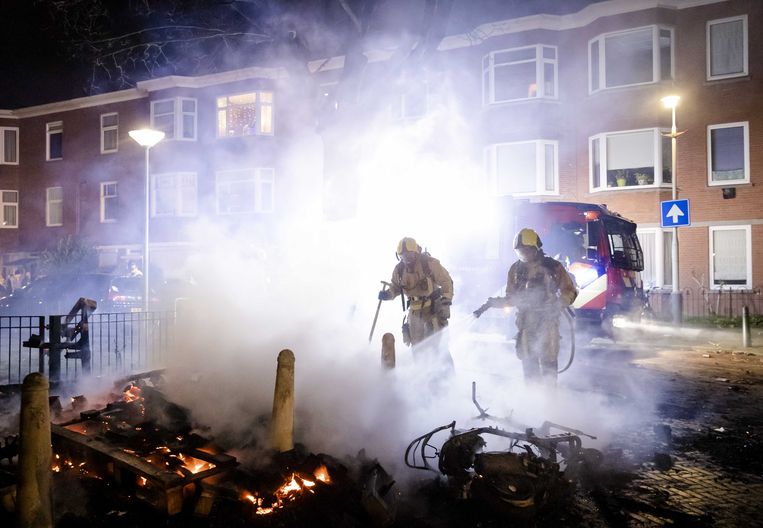 De brandweer blust een straatvuur in Den Haag. Beeld Sem van der Wal, ANP