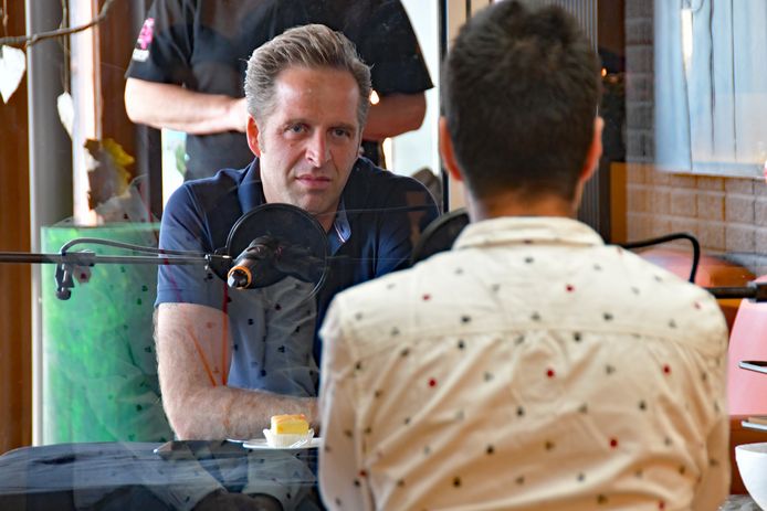 Minister Hugo de Jonge in gesprek met iemand van een dagbesteding. Foto ter illustratie.