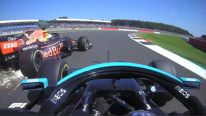 Het moment dat Hamilton de auto van Verstappen aantikt.