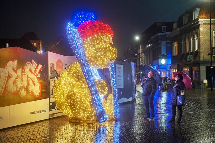 Kerst- en sfeerverlichting op de Walstraat in Oss.