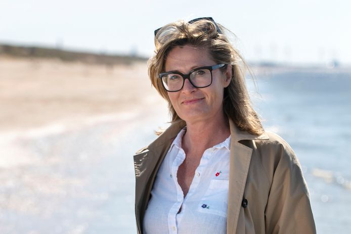 Martha Riemsma in de branding van de Noordzee. „Mijn hele wezen is verknocht aan de regionale journalistiek. Aan het bestaan ervan, aan het bestaansrecht ervan en ook de waarde ervan.”