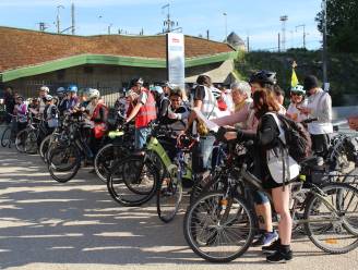 Cyclo-biblio doet Kortrijk aan, om essentiële dienstverlening van bibliotheken te promoten
