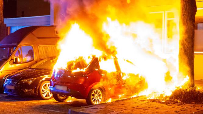 Geparkeerde auto gaat in vlammen op in Rotterdam