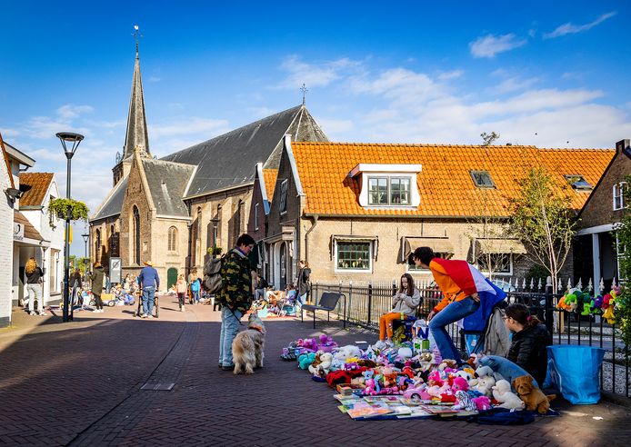 De vrijmarkt in de Kerkstraat in Strijen begon in alle vroegte