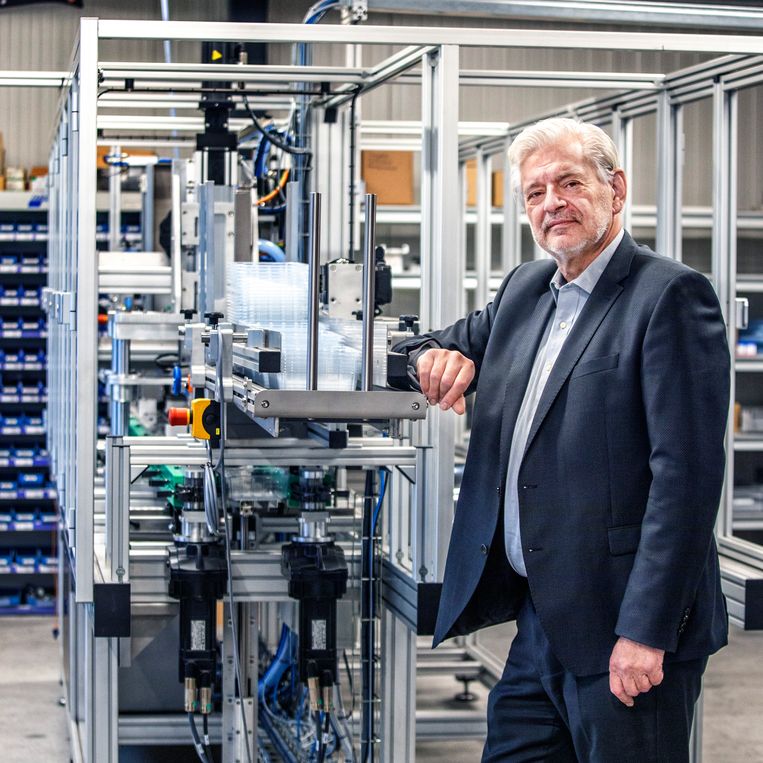 Rob Spekreijse bij een nieuwe machine van het bedrijf waarmee hij een doorstart maakt. Beeld Raymond Rutting / de Volkskrant