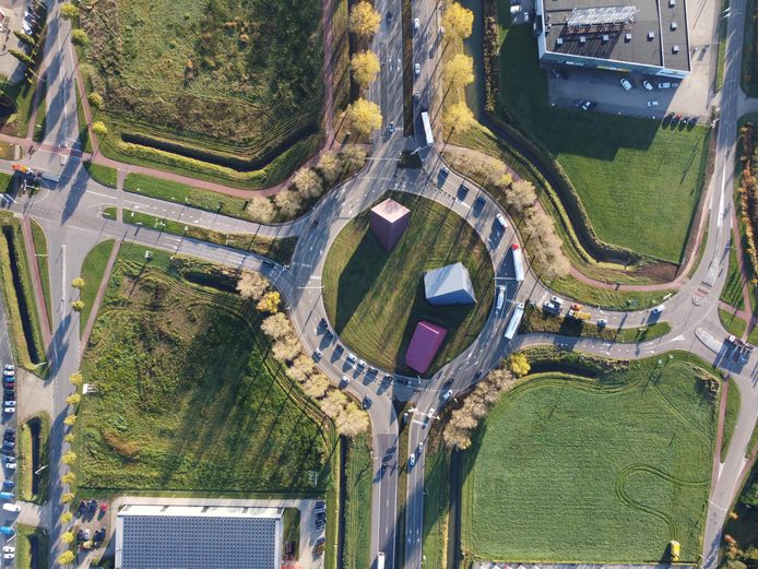 Bijsterhuizen vanuit de lucht, met midden op de rotonde het iconische kunstwerk Blokken van Struycken.