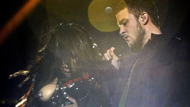 Janet Jackson (L) en Justin Timberlake (R) tijdens de Super Bowl in 2004 Beeld afp