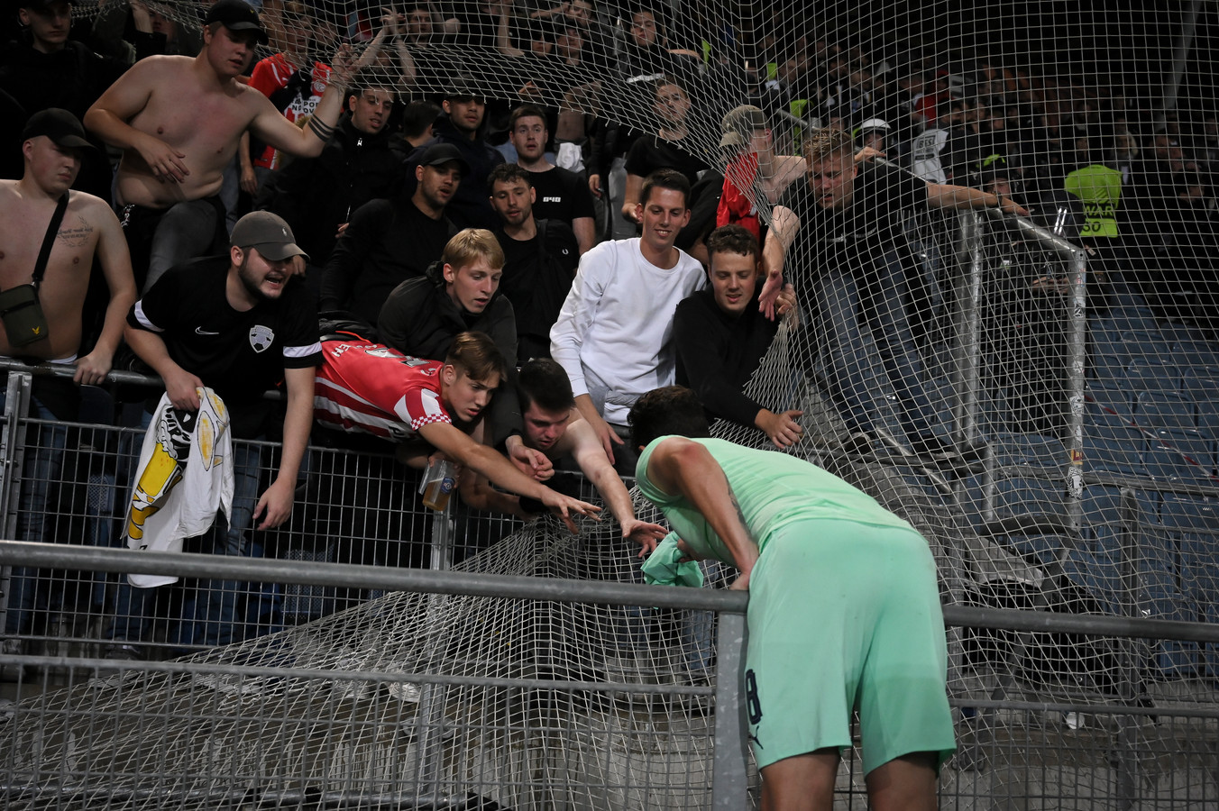 Olivier Boscagli viert de zege van PSV in Graz met de eigen supporters van PSV.