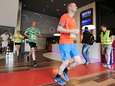 Hardlopers gaan dwars door de Grote Kerk tijdens derde City Run in Oss