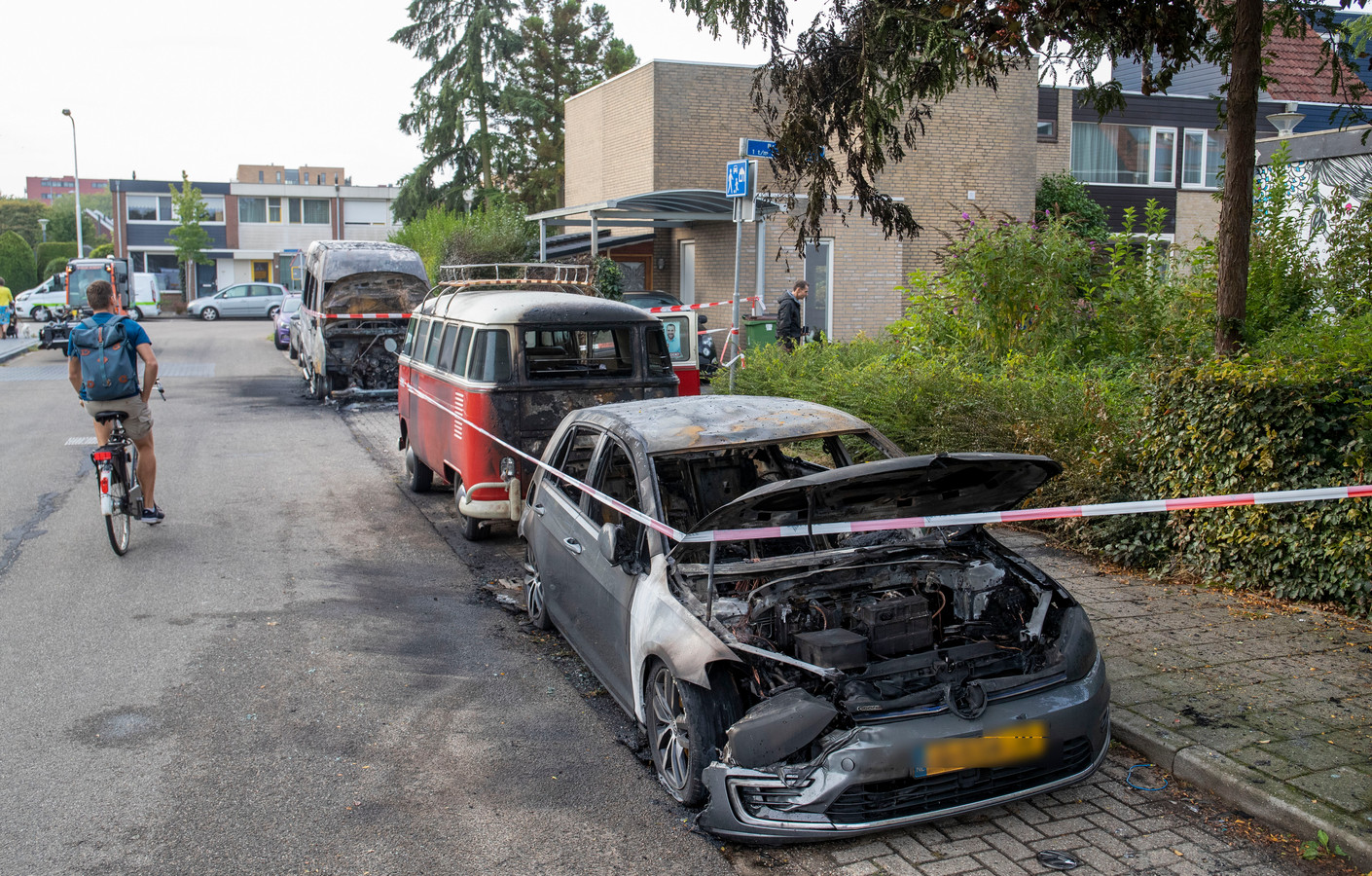 Drie van de in totaal twintig auto's die in de Edese wijk Veldhuizen in vlammen opgingen.