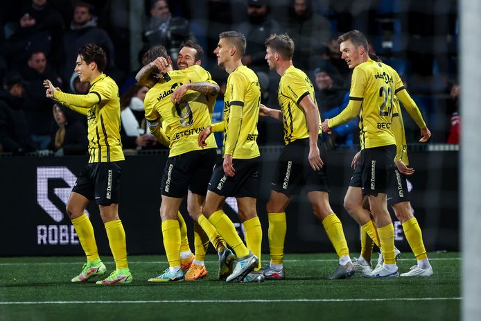 Spelers van VVV-Venlo vieren een goal.