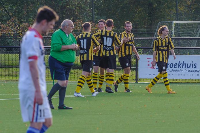 PH wint alle wedstrijden met ruime cijfers. Spits Sam Hesselink profiteert.