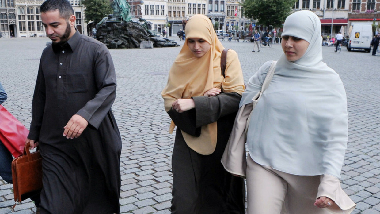 Twee vrouwen met hoofddoek die eerder deelnamen aan een demonstratie in Antwerpen tegen het hoofddoekverbod op scholen. (archief, 2009) Beeld AFP