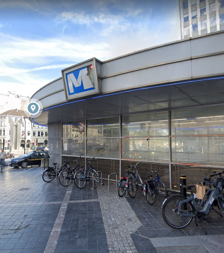 Un homme se retrouve coincé dans le volet de la station de métro Porte